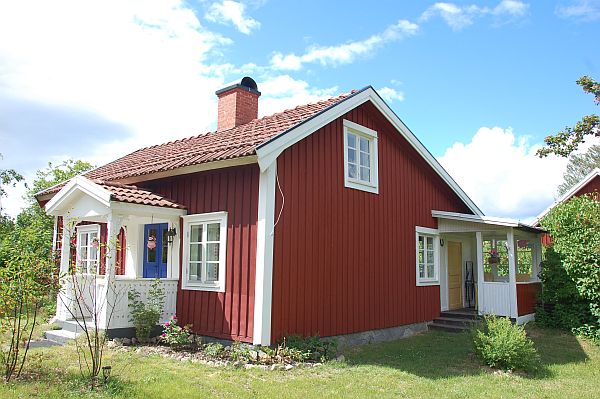 Hausansicht mit Eingang und Terrasse Haus Berga