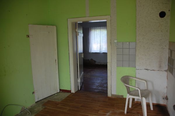 Raum unsanierte Wohneinheit Mehrfamilienhaus Fincken