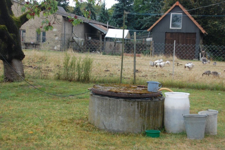 Brunnen Bauernhaus Leizen